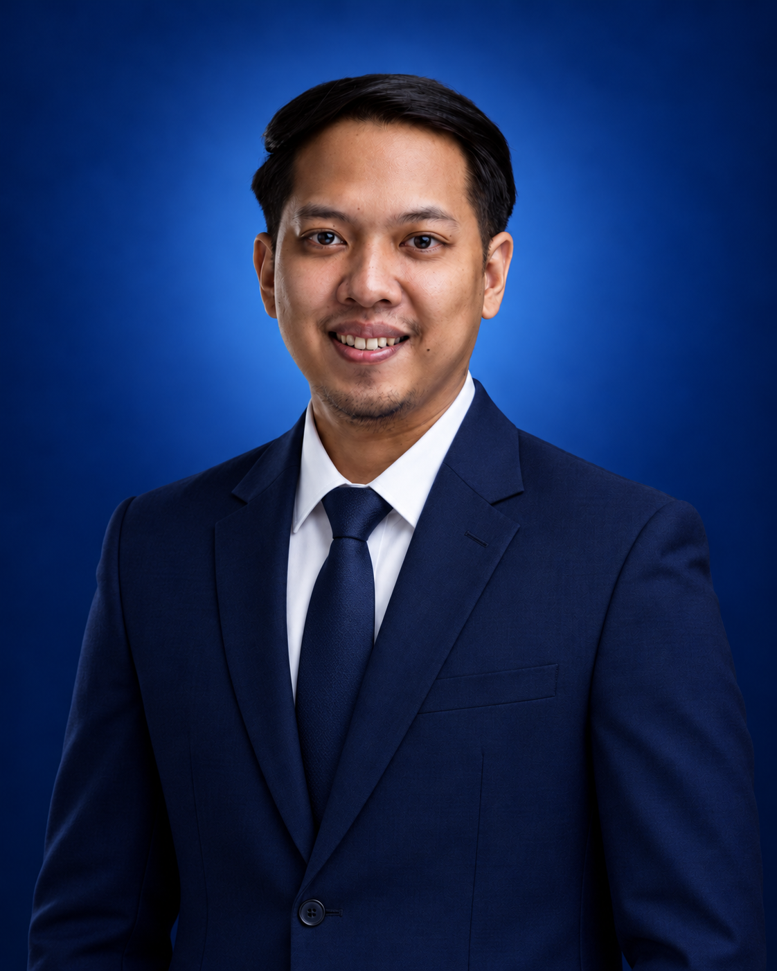 Potret formal Rihan Urduni mengenakan jas biru navy